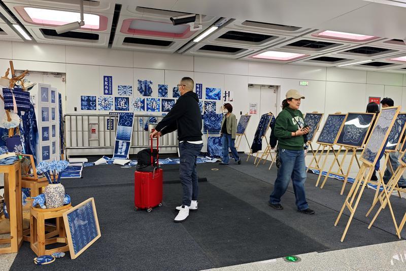 非遗技艺伴唐诗！市民游客在地铁站邂逅古今雅韵