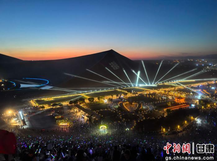 图为酒泉市敦煌市鸣沙山万人演唱活动现场　刘佳研　摄
