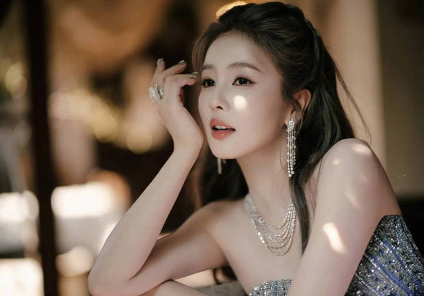 白鹿五官精致。