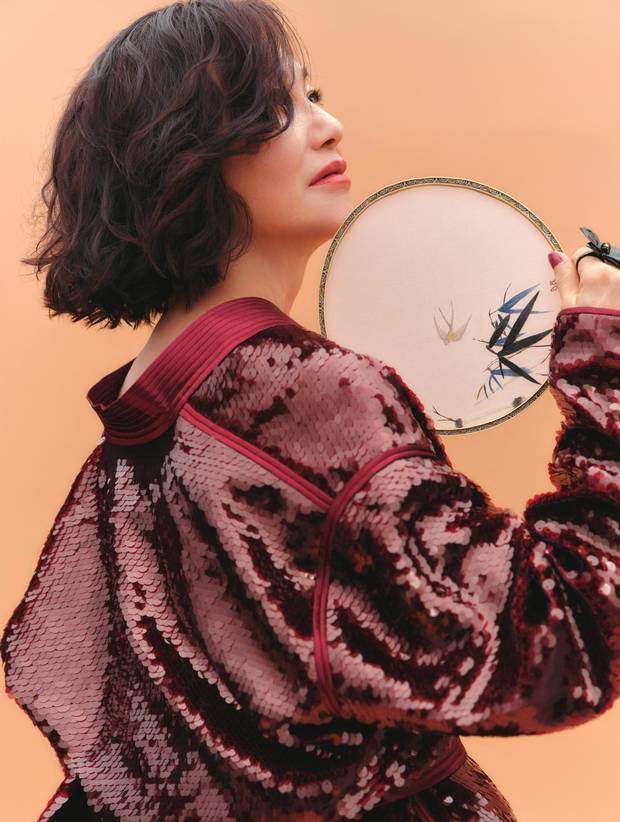 惠英红手持团扇,侧颜优越。