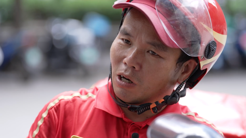 46岁断手骑手“凡尔赛”式晒幸福：晚上10点不回家，老婆会骂人，她说你一天赚多少？值得你拿身体去拼？