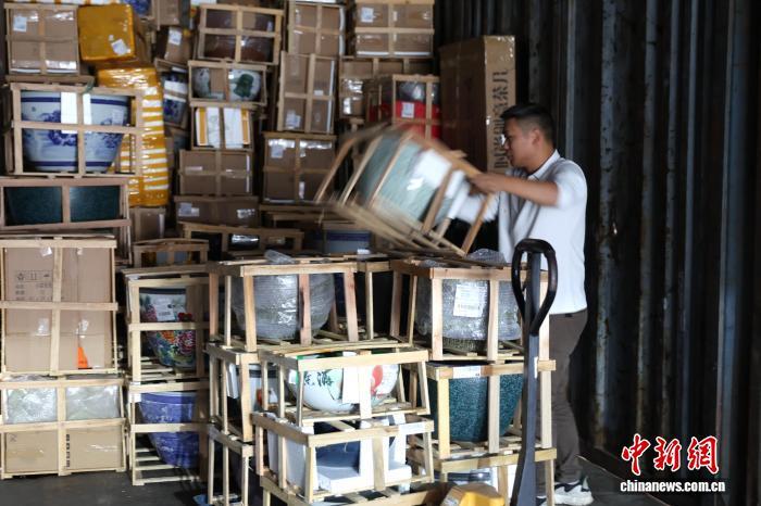 景德镇“双十一”陶瓷物流忙 借电商大促畅通特色商品流通