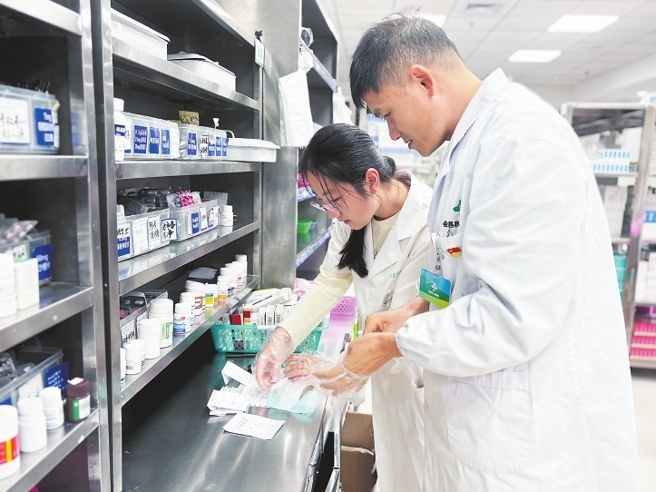 药师在进行药品拆零。江西日报全媒体记者 侯艺松摄