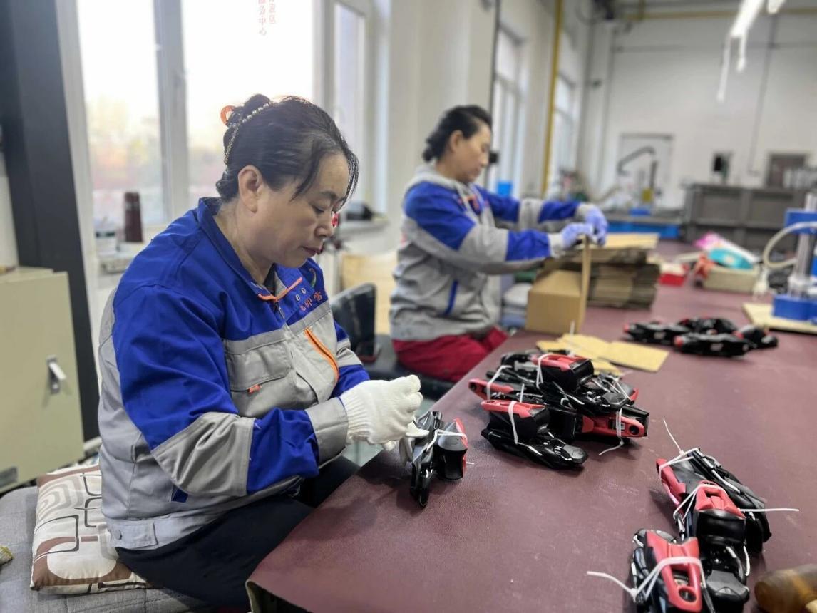 工人在进行打包