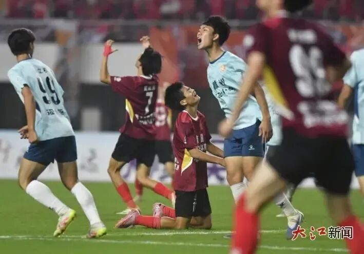 9月20日,赣超淘汰赛阶段的南昌队主场的首场比赛,客队赣州一球小胜南昌。庆祝进球的赣州队员和失落的南昌队员。大江新闻 全媒体记者王祺 摄