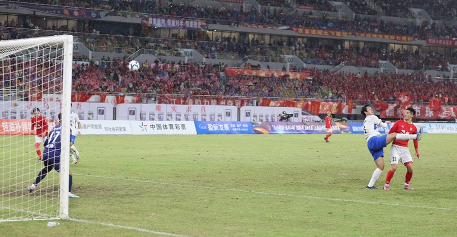 11月2日,“赣超”落幕战,赣州队28号卢欣头球破门。最终他以12粒进球荣获“赣超”最佳射手奖和最佳球员奖。