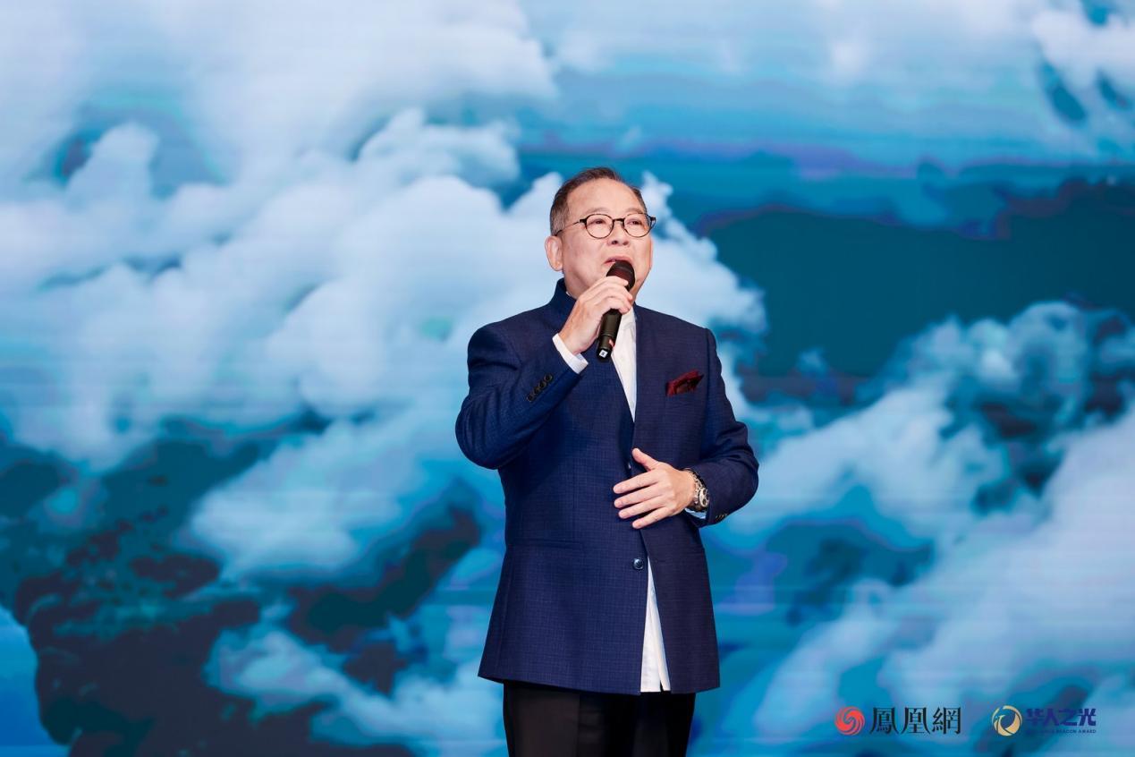 第十二届全国人大代表、香港著名歌手张明敏登台演唱歌曲《龙的传人》