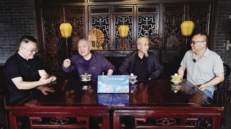 嘉宾邓明(左二)、马学明(右二)、燕兵(右一)畅谈牛肉面文化