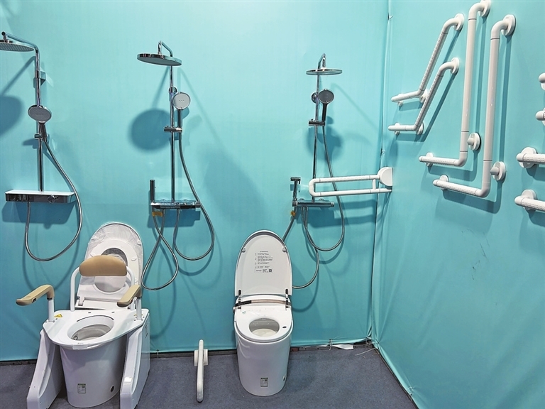 一家公司展示的用于卫生间的适老化产品。记者 赵大明 摄
