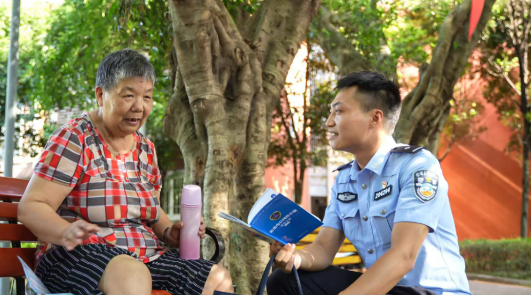 綦江区公安局古南派出所社区民警张语向居民开展反诈宣传