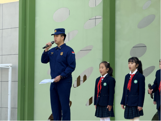 11月3日，石家庄市草场街小学同学们和消防员在国旗下进行主题演讲。李雨桐摄