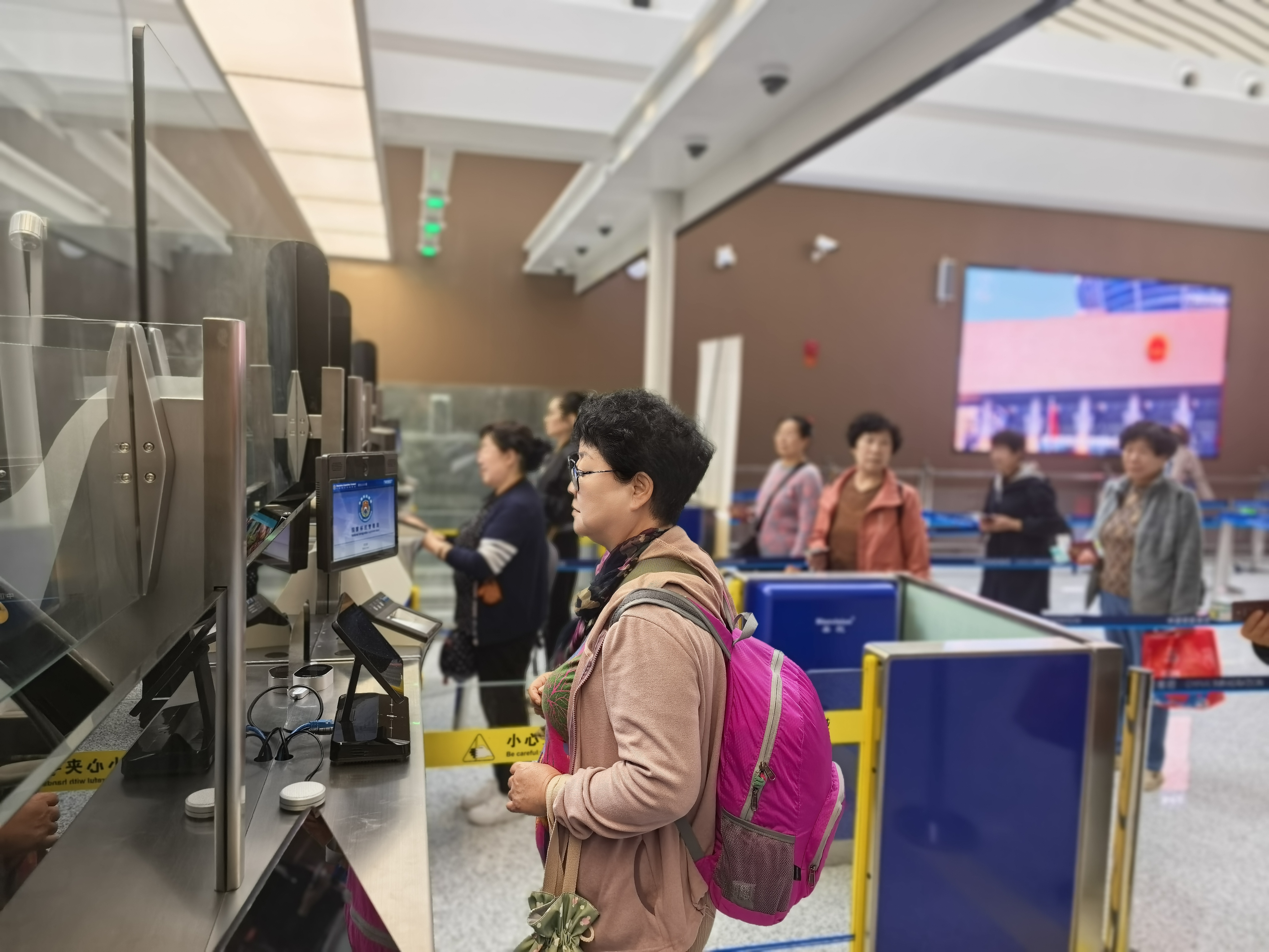 首航旅客通过边检