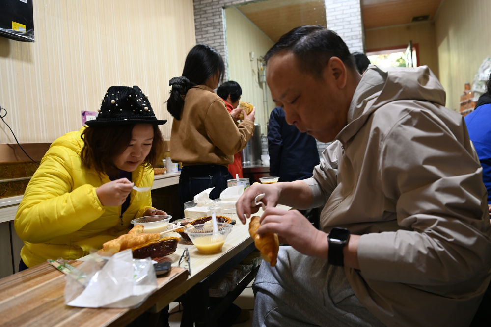 姚旭霞夫妻在店内用餐　新华社记者　范培珅　摄