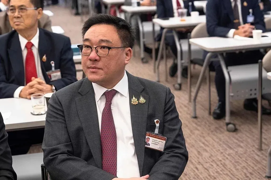 凤凰晚报|“大衣哥”赢了:侮辱、诽谤他4年的被告被判刑6个月