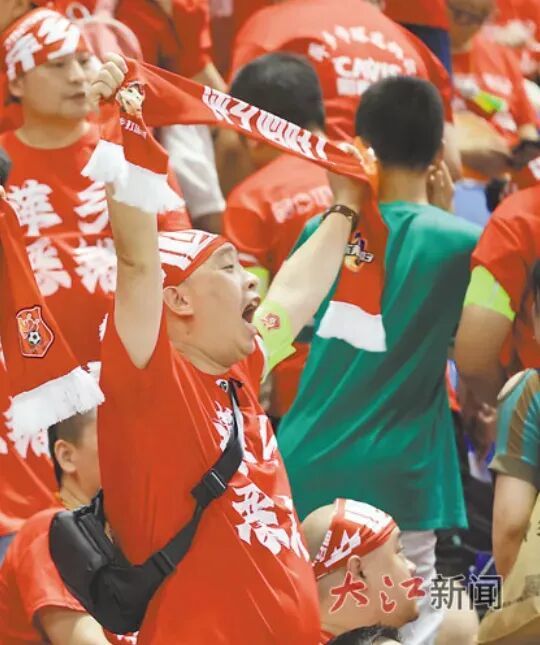 7月27日,球迷在萍乡奥体中心为球队加油。江西日报全媒体记者 李征 摄