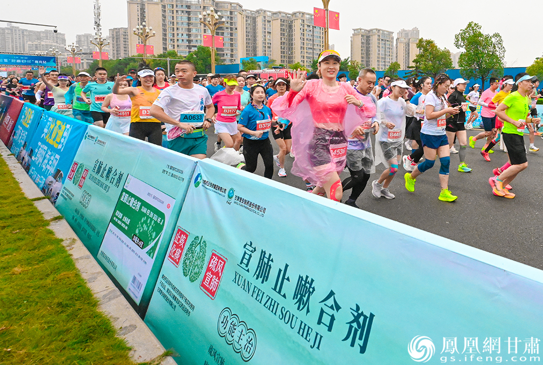选手激情开跑,甘肃药业集团宣肺止嗽合剂展板亮相2025南充嘉陵江马拉松赛道。