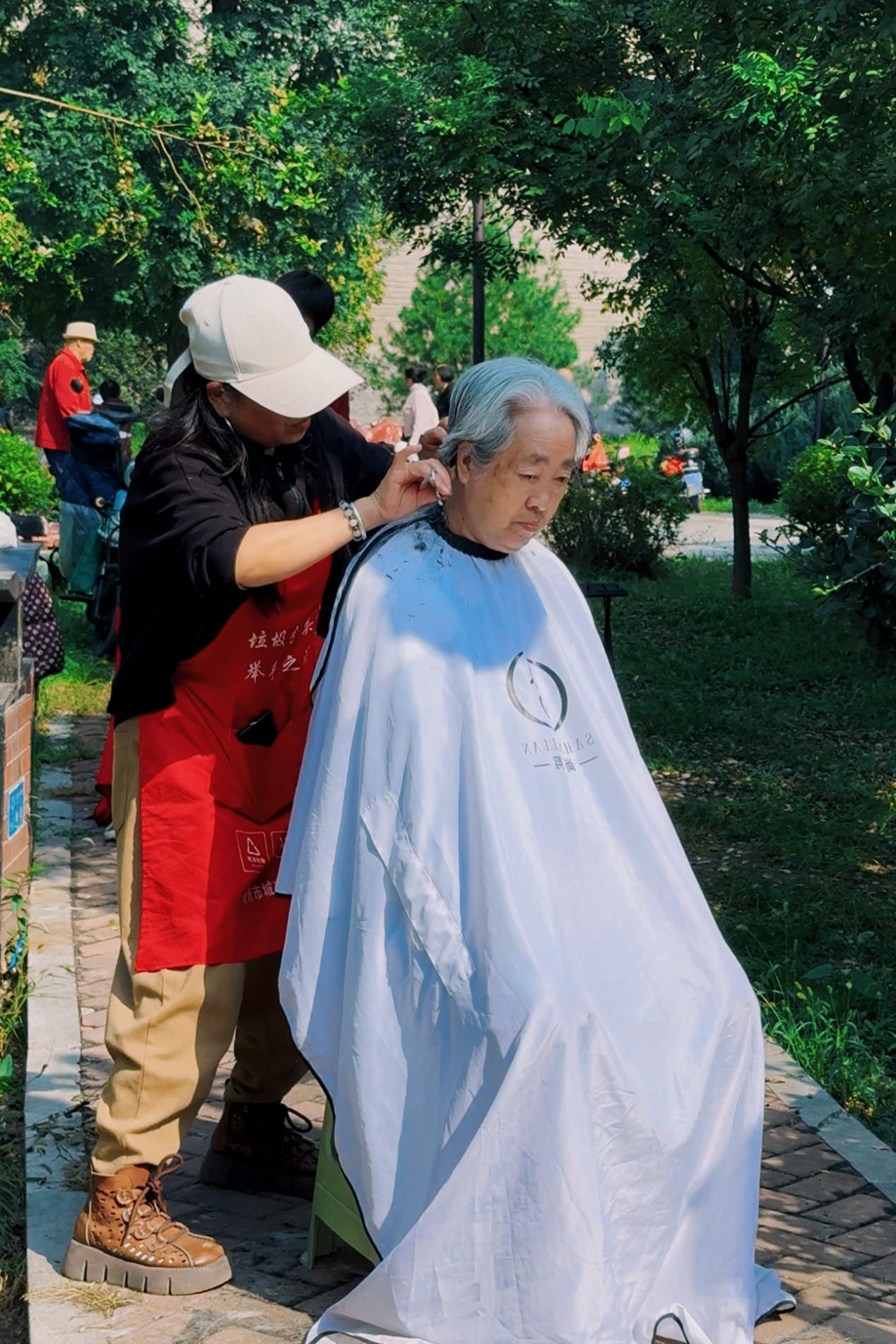 集市上的理发服务