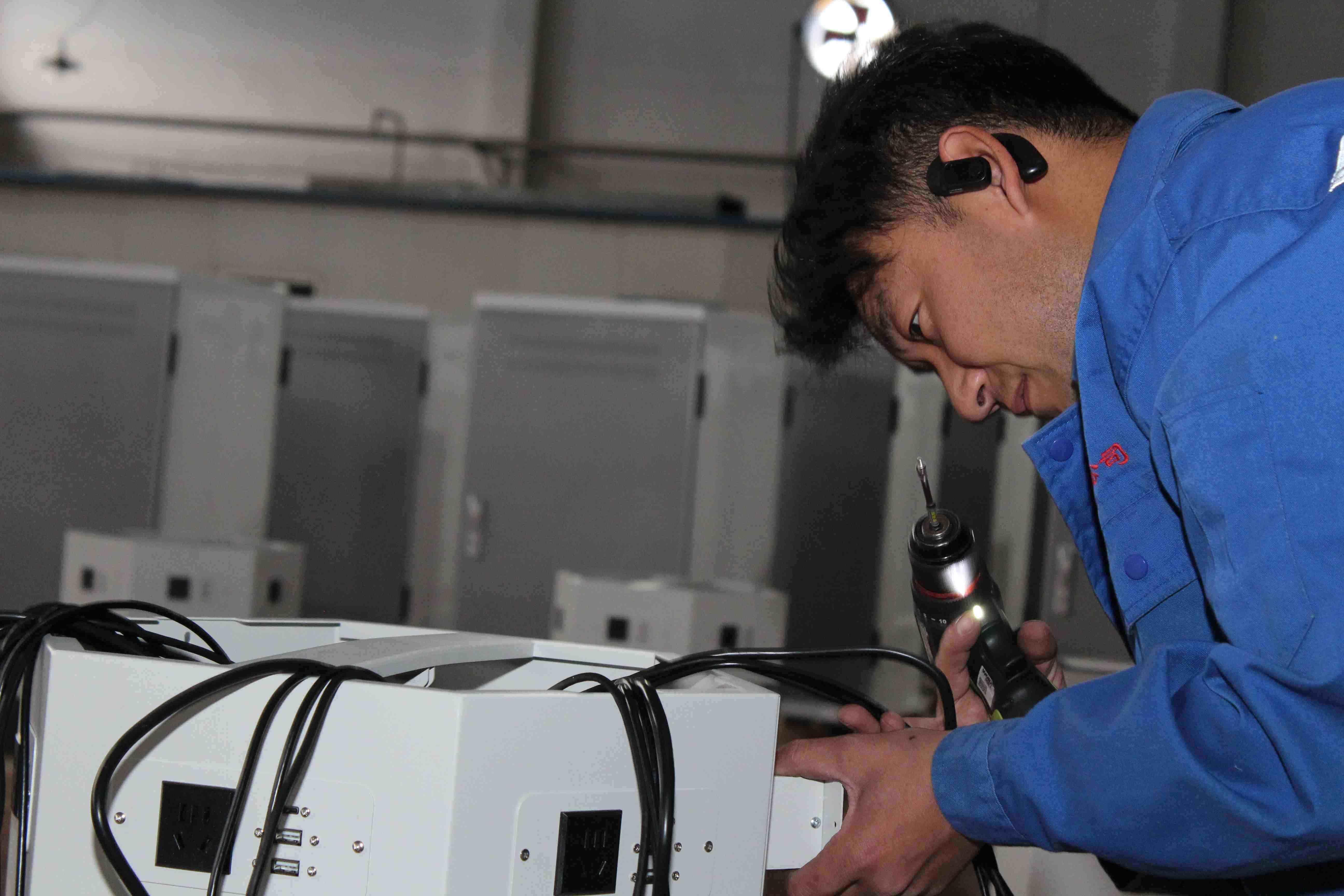 车间里一派繁忙景象。