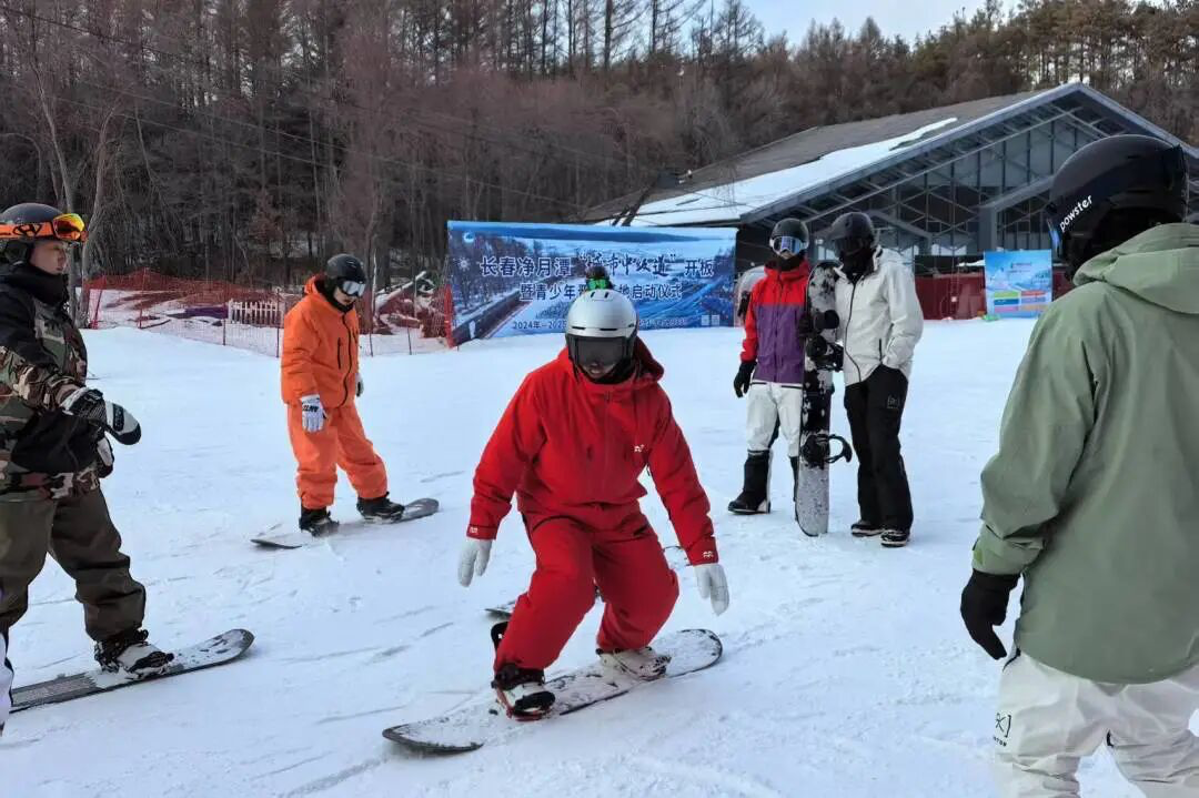 离市区最近的滑雪场——长春净月潭滑雪场。图片来源:净月潭滑雪场