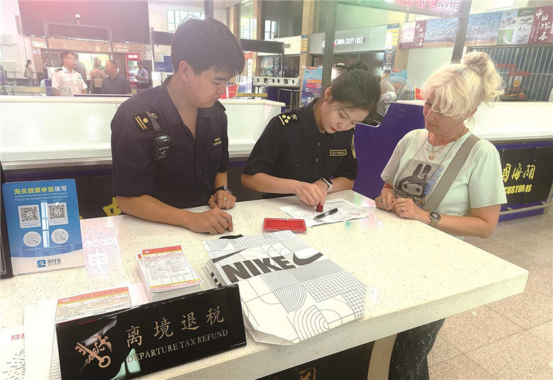珲春海关现场关员在珲春口岸高效操作，顺利办结吉林省首票境外旅客离境退税业务。