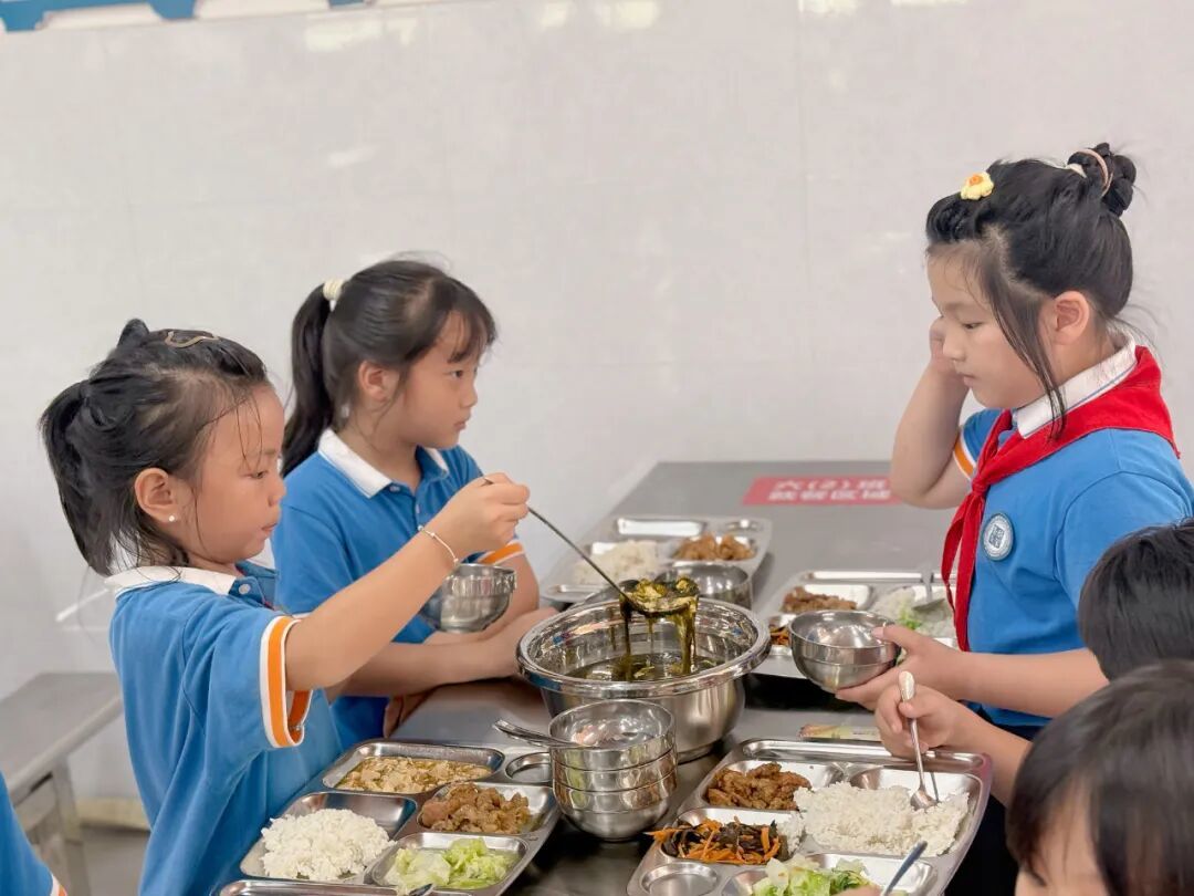 鹰潭市第十四小学学生在用餐