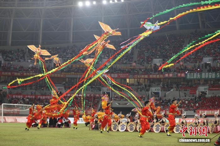 图为比赛开始前的,赣州会昌县带来的民俗歌舞《龙凤呈祥 畲韵中华》表演。中新社记者 刘力鑫 摄