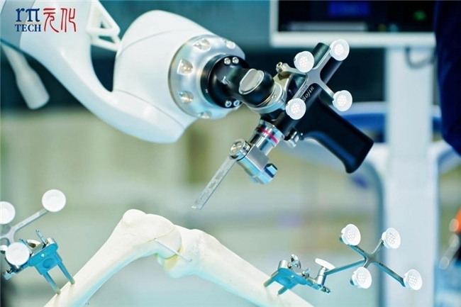 全球首创“五合一”锟铻®全骨科手术机器人亮相进博会 元化智能连续三年参展实现跨越式发展