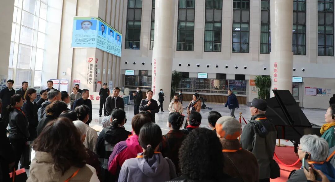 沧州中西医结合医院：组织离退休干部职工参观骨科院区