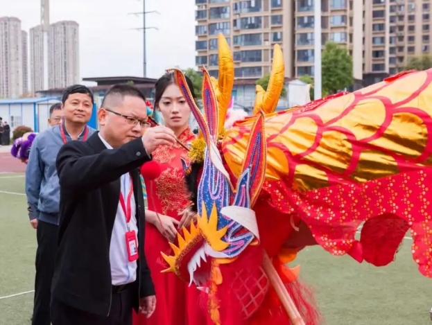 党委书记姚丽华为瑞龙点睛