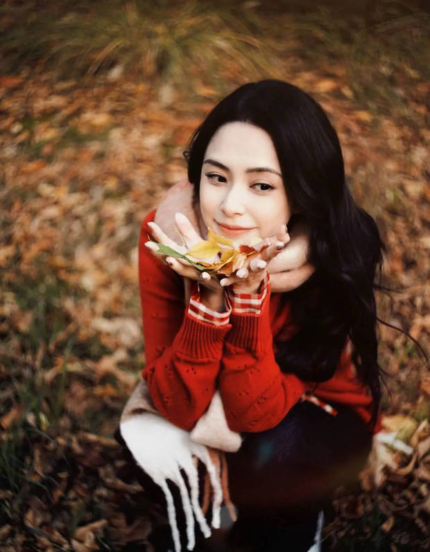 阿娇面露可爱笑容,少女感十足。