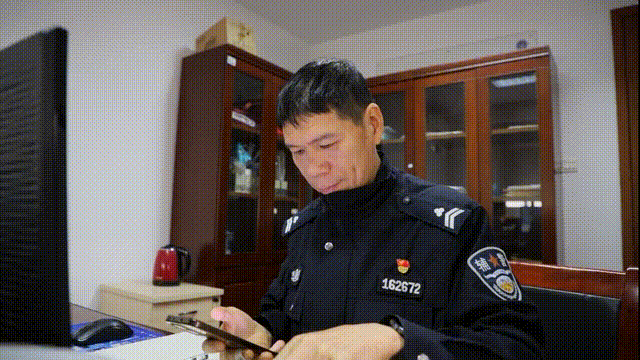 朱宏伟给求助人儿子打去回访电话。本文图片由鄞州公安提供