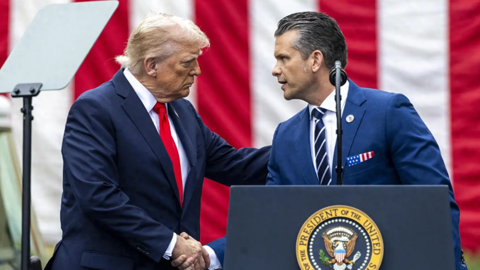 站在赫格赛斯（右）的角度来看，美国的对外军事行动越多，自己作为“战争部长”的作用就越重要。