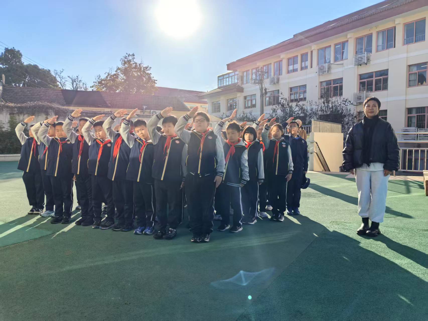 【校园动态】消防记心中 平安伴成长——青岛市实验小学以升旗仪式开展消防安全教育