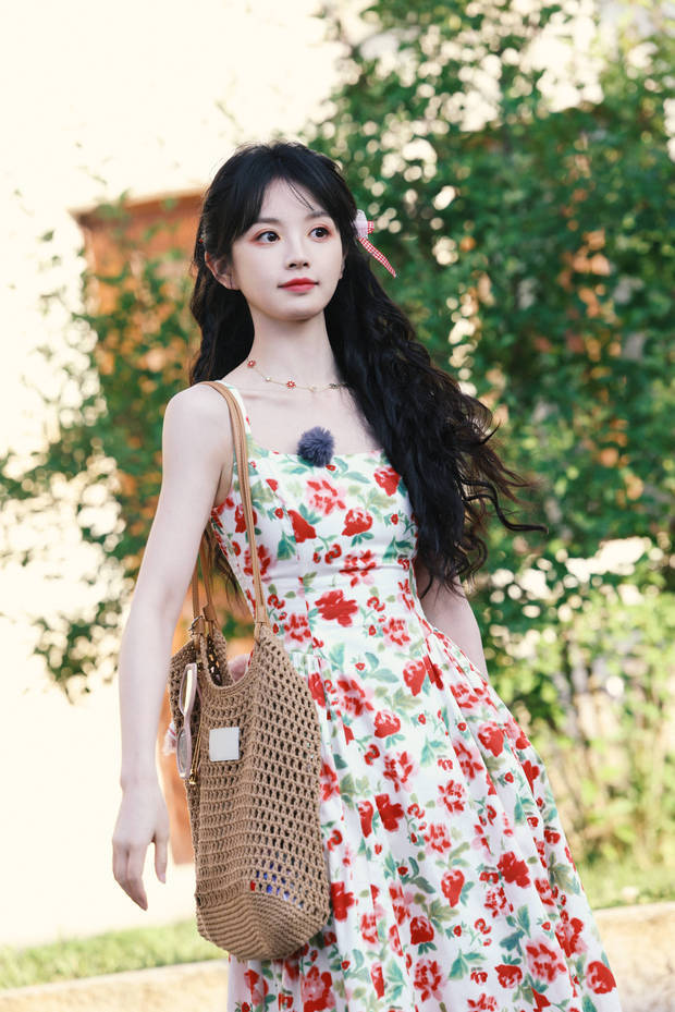 搜狐娱乐讯 近日,田曦薇的一组美照释出。图中,田曦薇穿碎花吊带裙,卷发造型活泼俏皮。