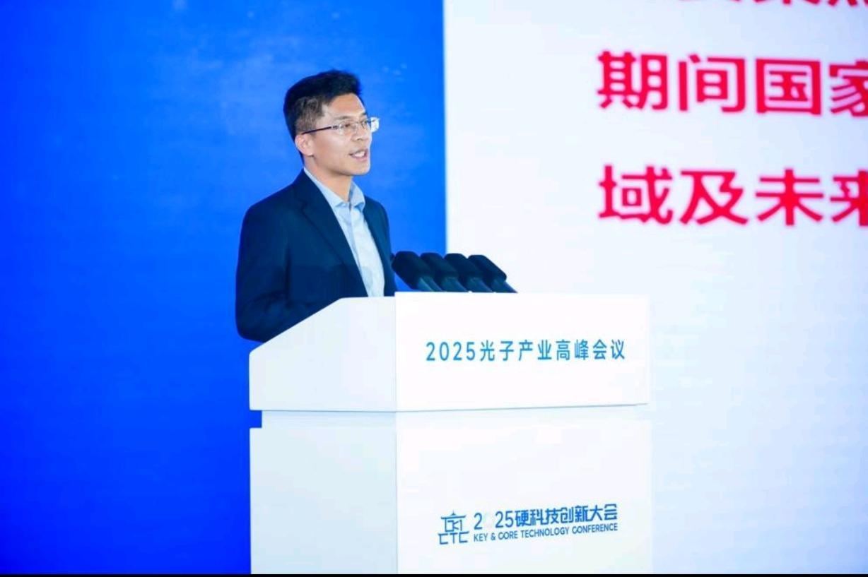 中国科学院西安光机所副所长付玉喜介绍“光子科技实验室”建设进展