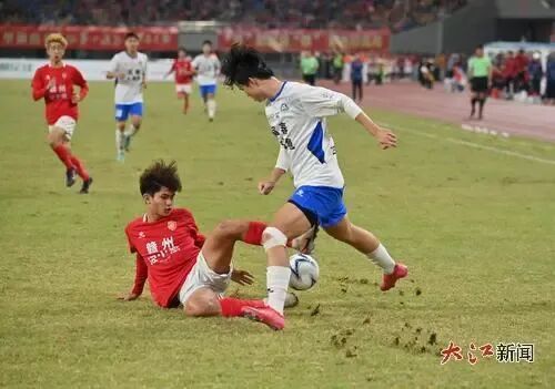 11月2日晚,赣州队主场迎战宜春队。两队队员在比赛中拼抢。江西日报全媒体记者杨继红 摄