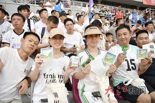 萍乡球迷展示赣州市赠送的文创产品。江西日报通讯员 欧艳芬 摄