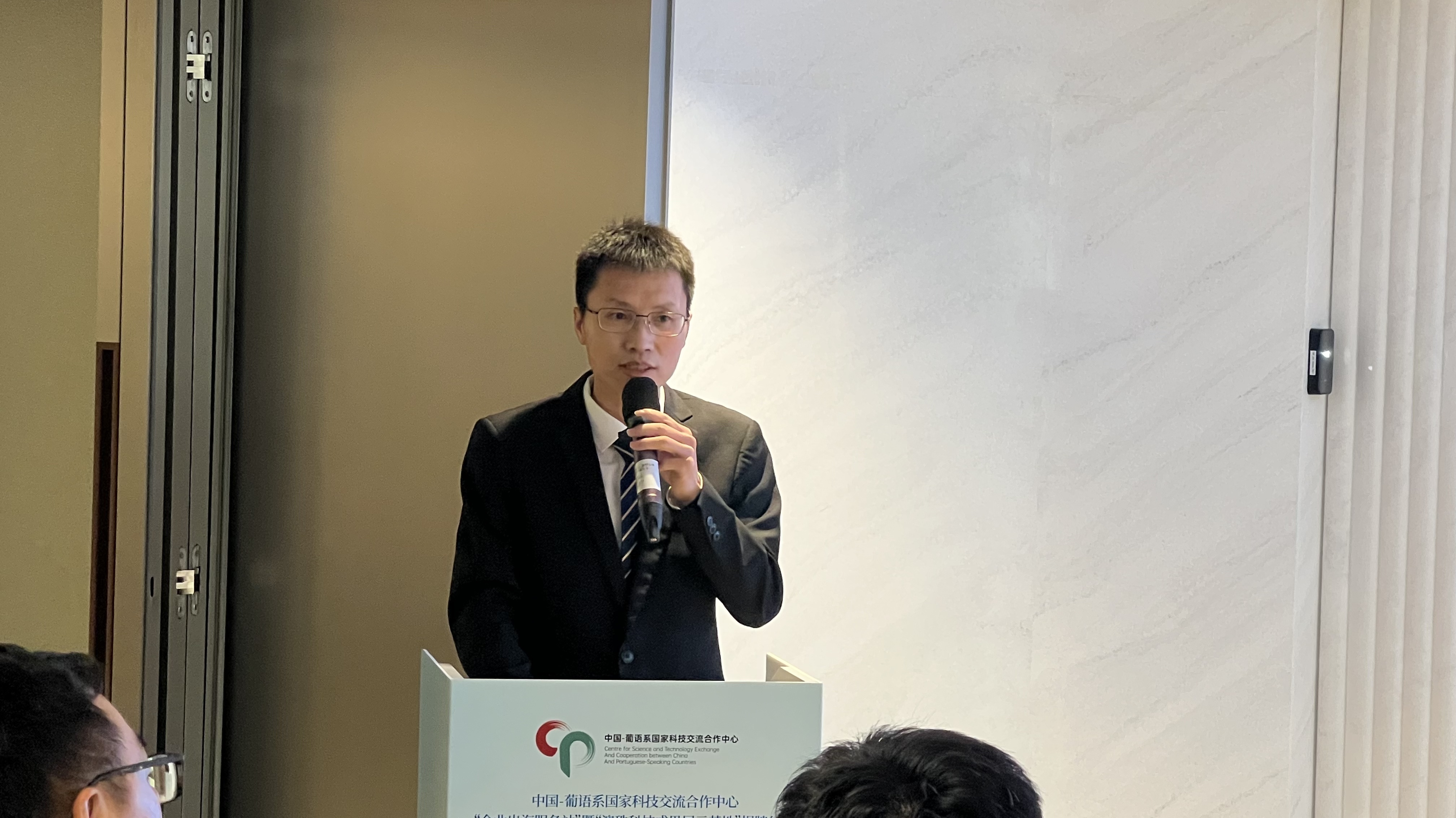 图说:珠海市科技创新局党组书记、局长黄南荫