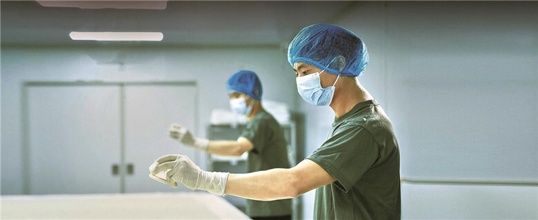 菊乃香酒业(中国)有限公司工作人员在制曲。 企业供图