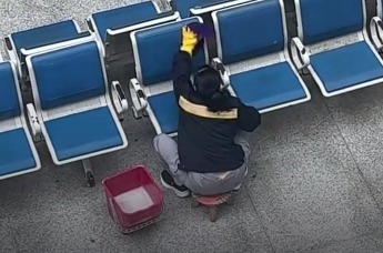 一丝不苟！合肥火车站保洁阿姨，引来全网点赞！