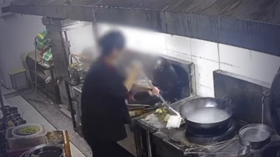 餐馆后厨员工在锅里洗扫把，负责人：新员工不熟悉工作，已闭店整改