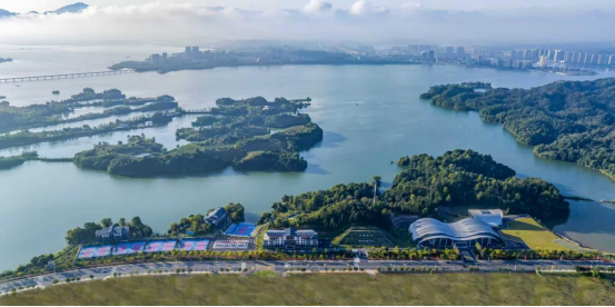 青山绿水间的网球中心