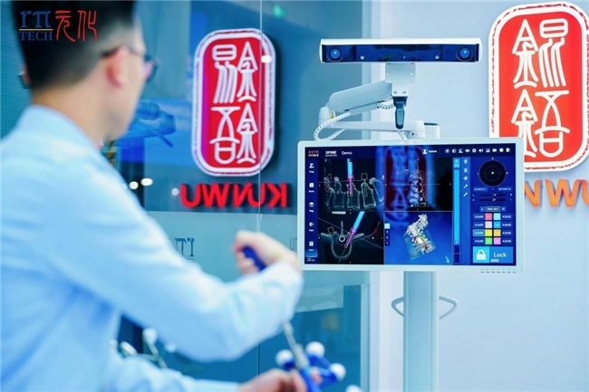 全球首创“五合一”锟铻®全骨科手术机器人亮相进博会 元化智能连续三年参展实现跨越式发展