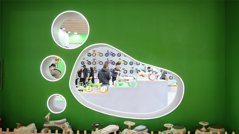 11月6日,客商在第二十届中国·北方(平乡)国际自行车童车玩具博览会上参观。