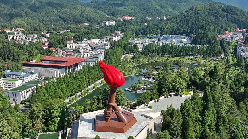 敌军围困万千重，我自岿然不动！毛泽东诗词能量：照亮中国前路