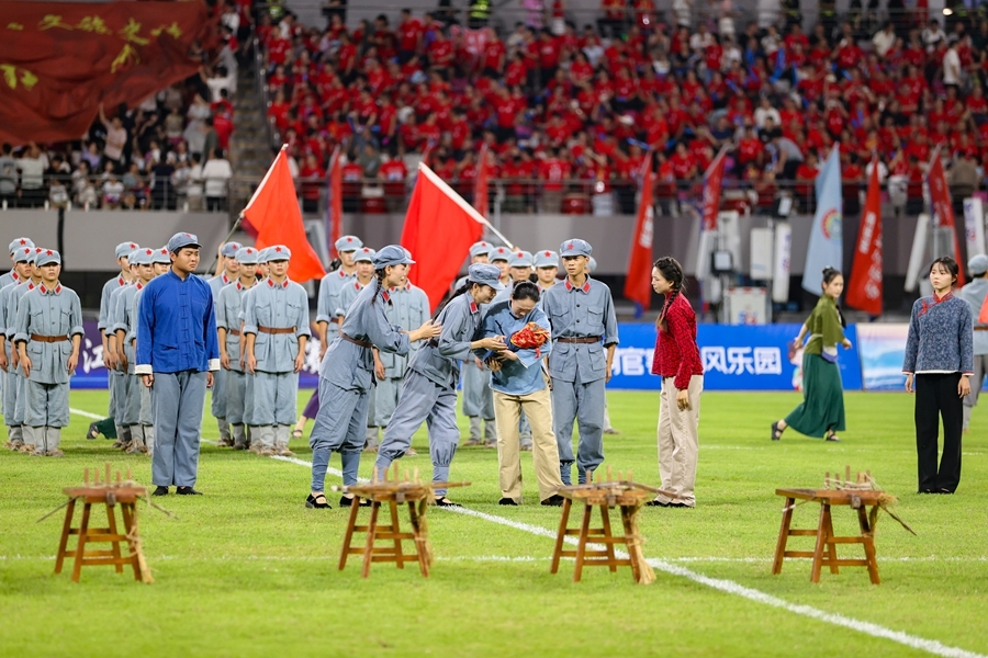 8月31日,赣州“鸟巢”,《十送红军》这一熟悉的旋律响彻夜空,红色精神的时代回响在绿茵场上激荡。