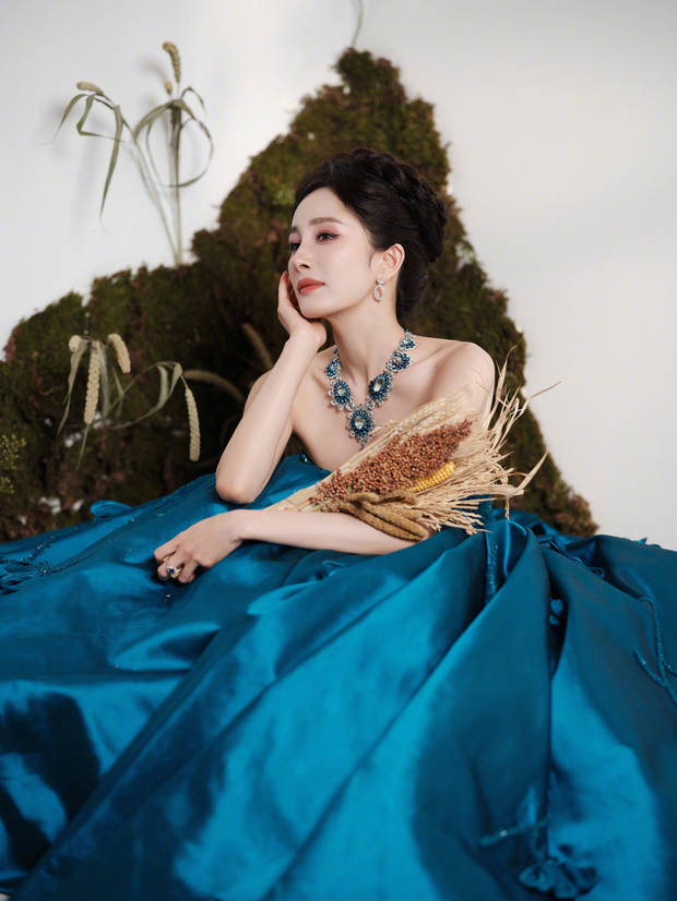 杨幂手捧麦穗，温婉动人。