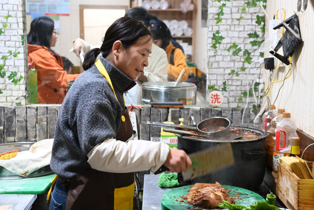 江海早餐店老板娘孟桂花正在制作早餐　新华社记者　范培珅　摄