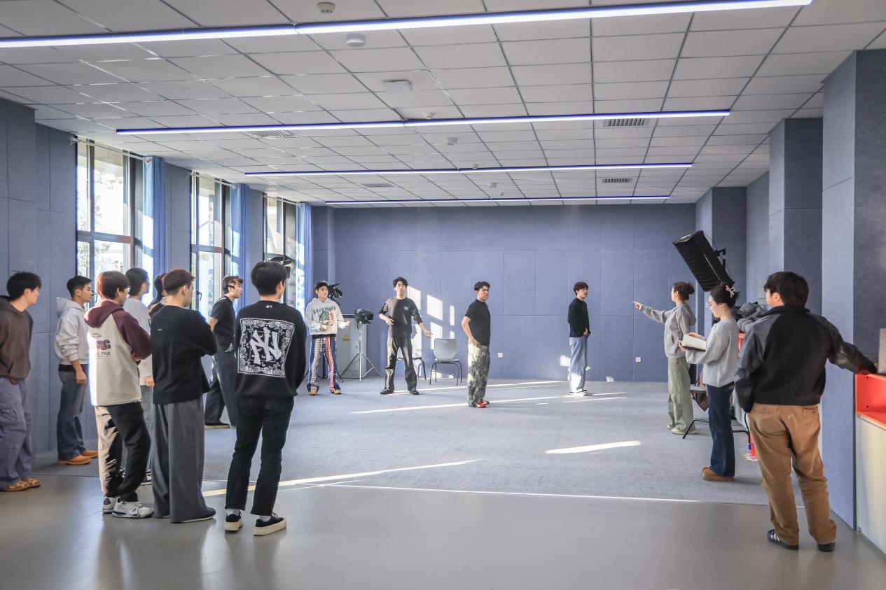 长春师范大学文旅与电影学院(长影电影学院)学生正在排练。