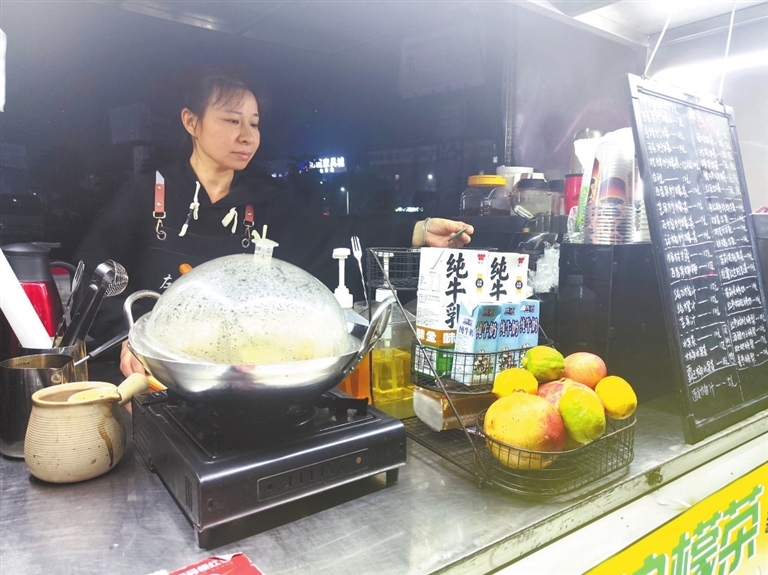 彭剑莲正在制作奶茶。